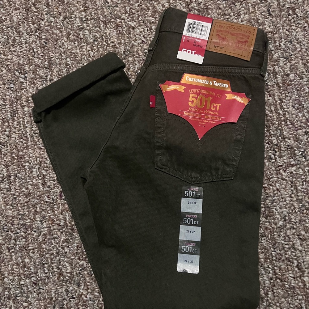 NWT Levi’s tapered cropped jeans